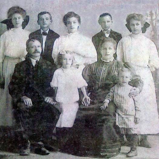 Peter John Arend with his family 1905. Photo private